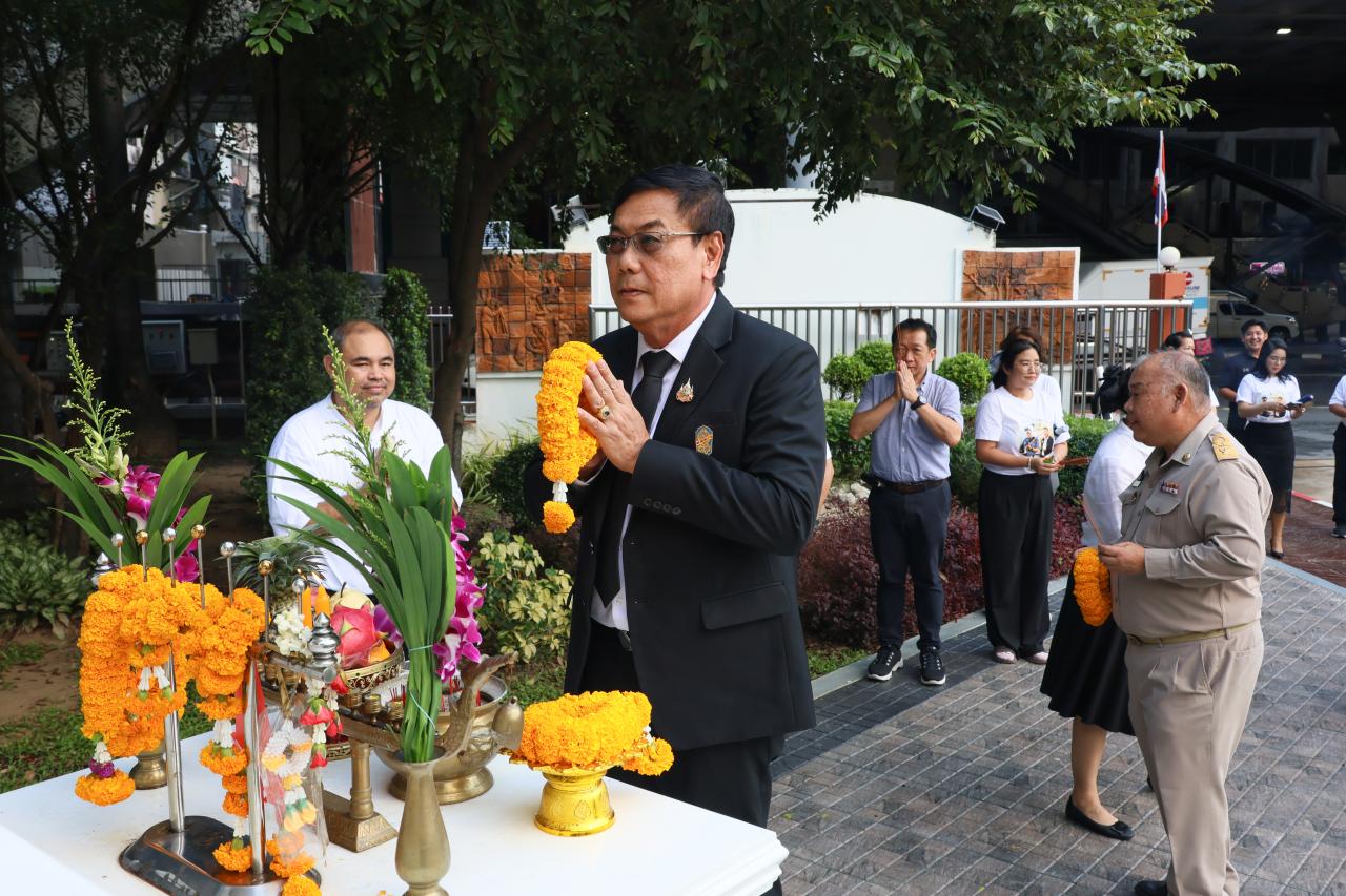รธพ.สุรชาติ นำผู้เกษียณกราบลาสิ่งศักดิ์สิทธิ์คู่กรมพัฒนาที่ดิน เนื่องในโอกาสเกษียณอายุราชการ