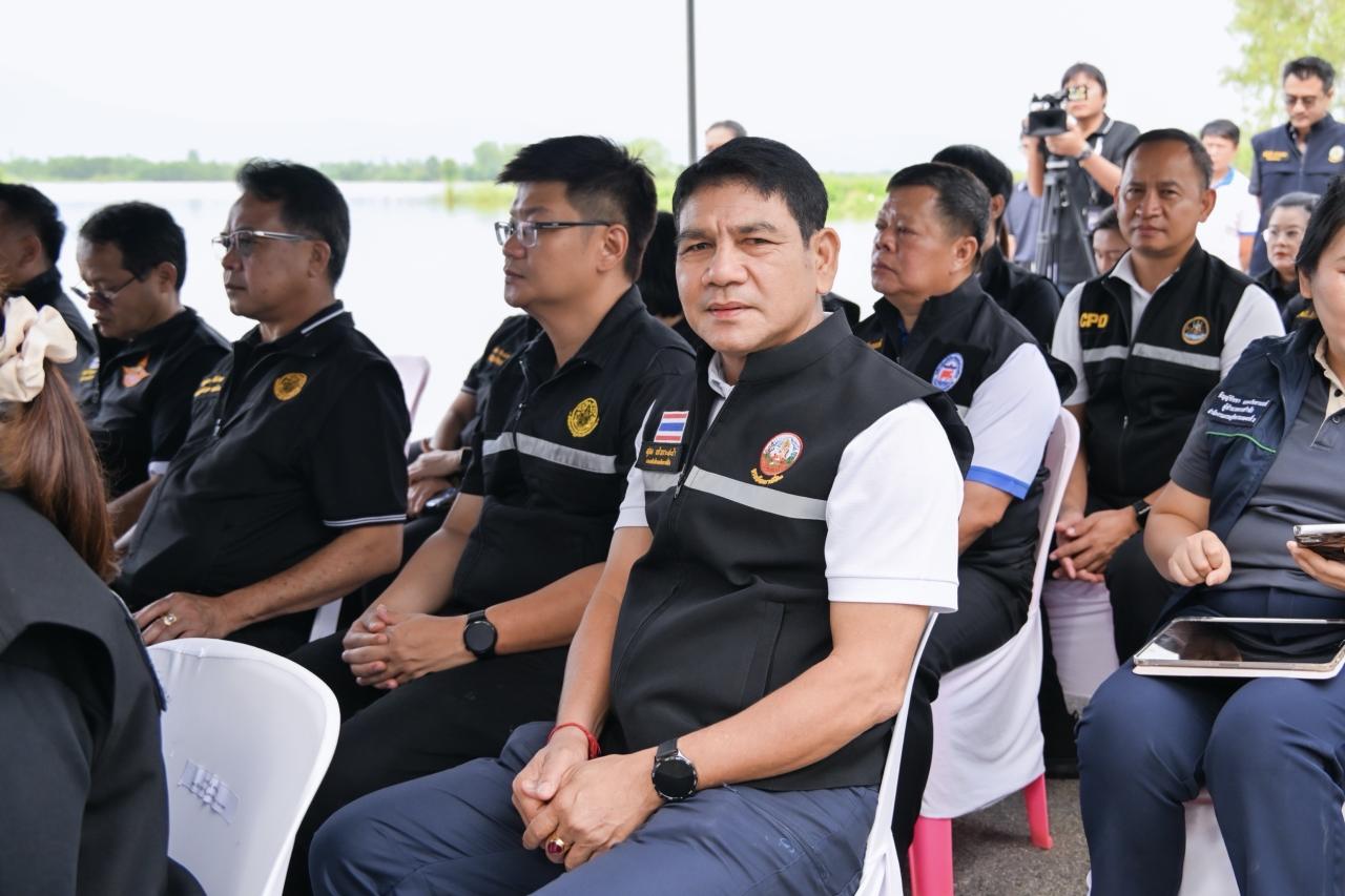 รองอธิบดี “พด.” ลงพื้นที่ร่วมกับ รมว.เกษตรฯ ช่วยเหลือประชาชนในพื้นที่ประสบอุทกภัย พื้นที่ลุ่มต่ำทุ่งปากพระ จ.สุโขทัย